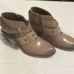 Pierre dumas short boot 8 1/2M